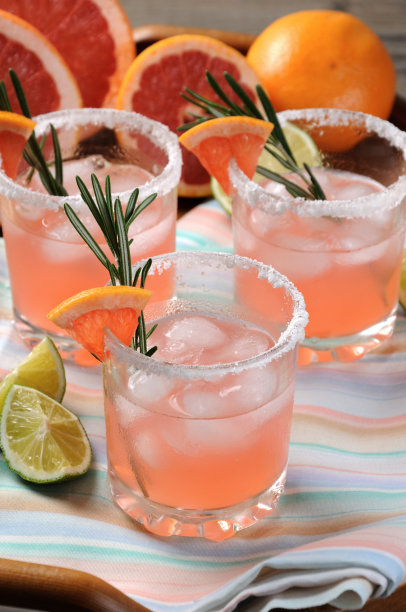 这是由新鲜的粉红色帕洛马斯调配而成的鸡尾酒素材图片