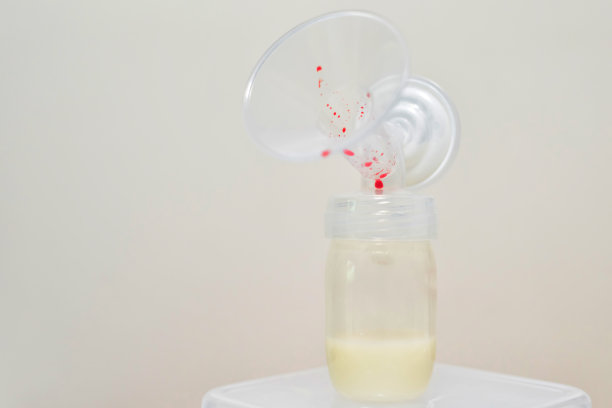 母乳和红色的血在瓶子里图片下载