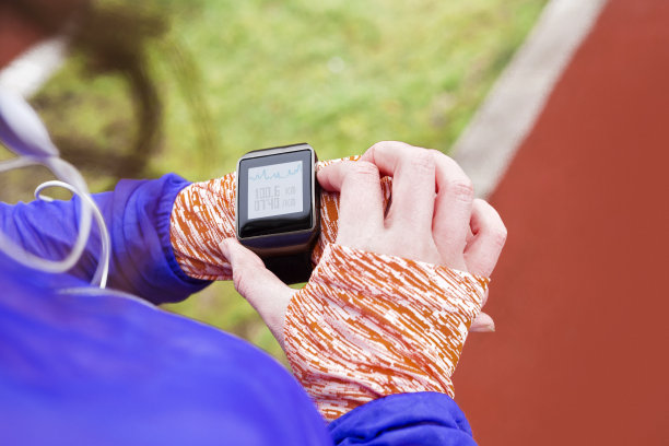 年轻女子在智能手表上查看进度图片下载