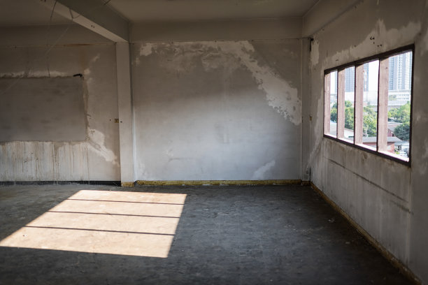 在废弃建筑的地板上有阳光窗形的空房间图片下载