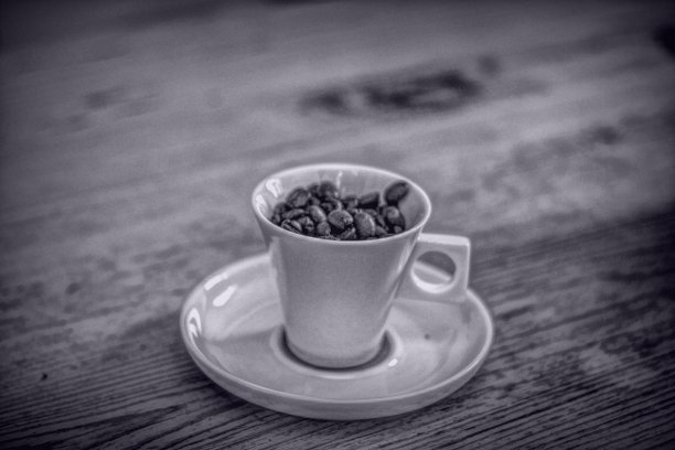咖啡豆掉进杯子里图片下载