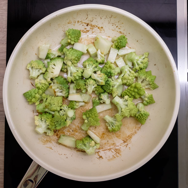 煎锅中的罗马花椰菜图片下载