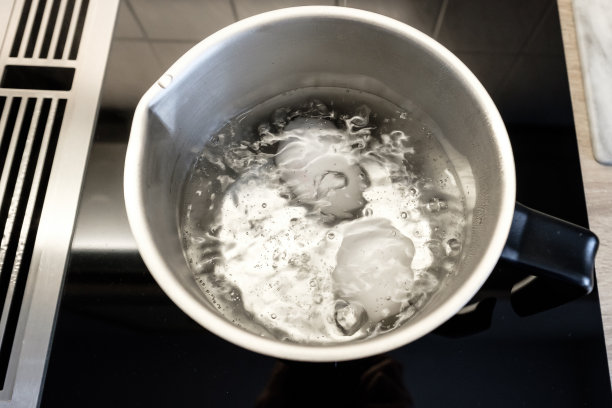 用沸水和白鸡蛋煮锅图片下载