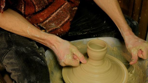 专业男性陶工在车间，工作室工作素材图片