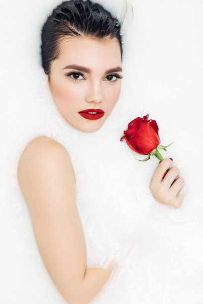 迷人的女孩喜欢用牛奶和玫瑰洗澡图片下载