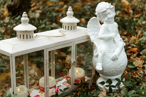 时尚的玻璃灯笼蜡烛和天使雕像，在森林婚礼的安排图片下载