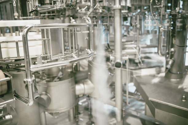 瓶装水工厂的生产线和机器图片下载