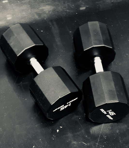 地板上的哑铃图片下载