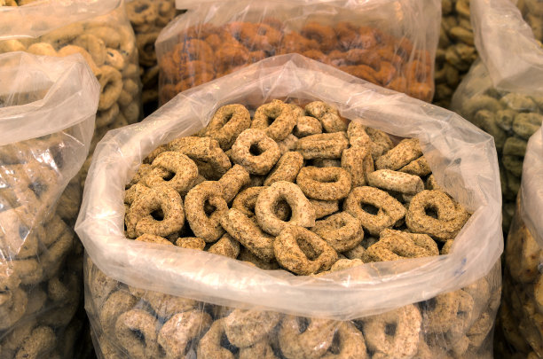 塔拉里，传统的意大利小吃在户外市场出售在意大利南部。图片下载