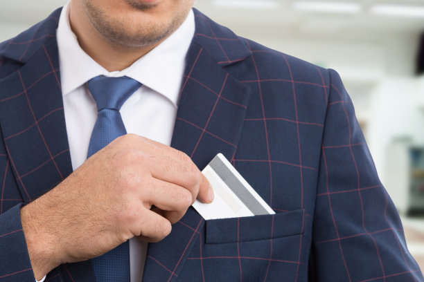 一个匿名的商人在用空的信用卡图片下载