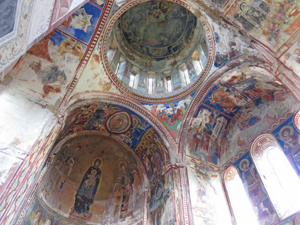 寺庙里古老的壁画。格鲁吉亚。从下往上看穹顶的拱形图片下载