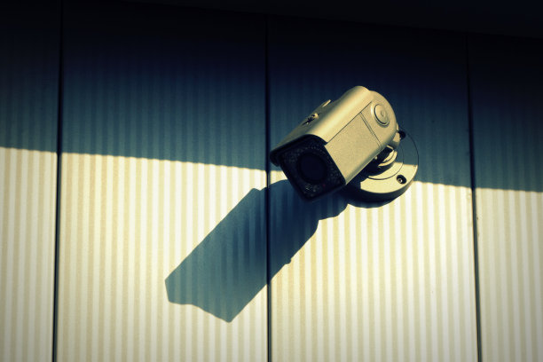 外面墙上有个旧的监控摄像头图片下载