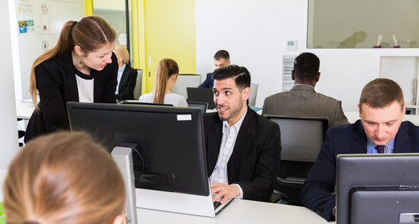 商业人士在共同的工作空间工作图片下载