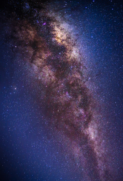 银河系中心的山峰。满天星星的夜空。长时间曝光照片。图片下载