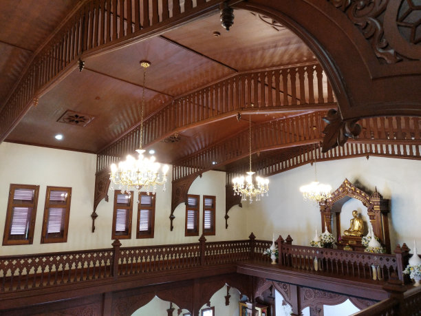 泰国僧人的金像，在皇家寺庙“Wat Bowonniwet Vihara”，温暖的木制气氛图片下载