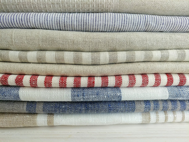 亚麻织物和毛巾的堆叠。图片下载