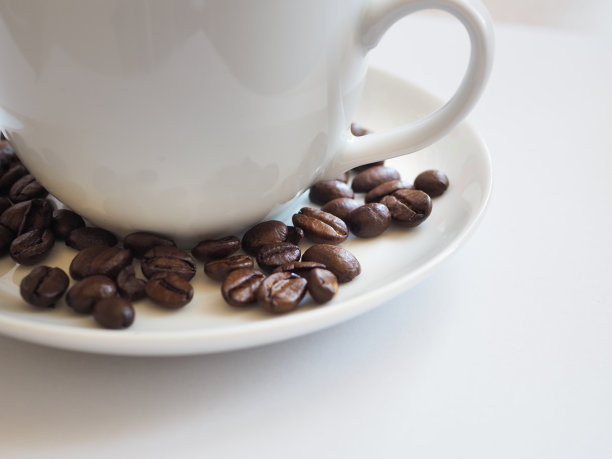 白杯咖啡，棕豆碟图片下载
