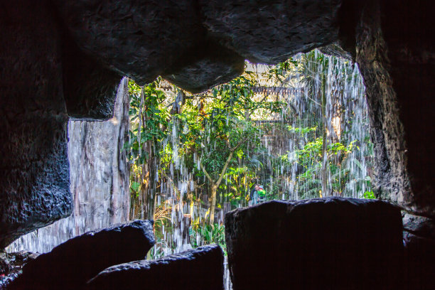 入口附近有石洞。马略卡岛,西班牙图片下载