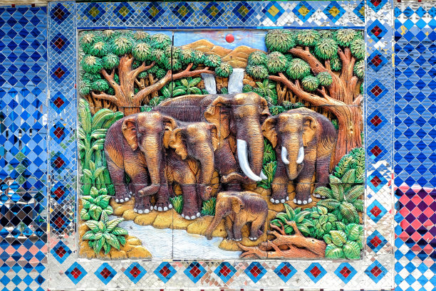 泰国寺庙墙上的大象雕塑。图片下载