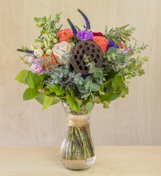 玻璃花瓶里放着一束绿叶玫瑰素材图片