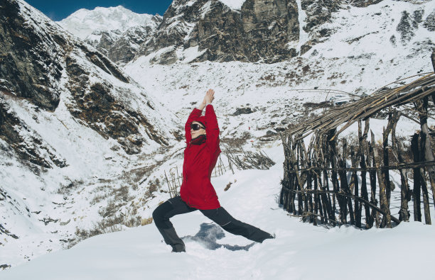 年轻的徒步旅行者肖像在山顶图片下载