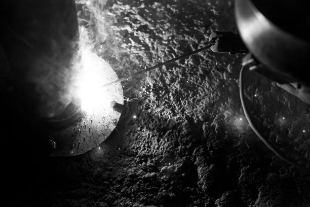 工人焊接金属图片下载