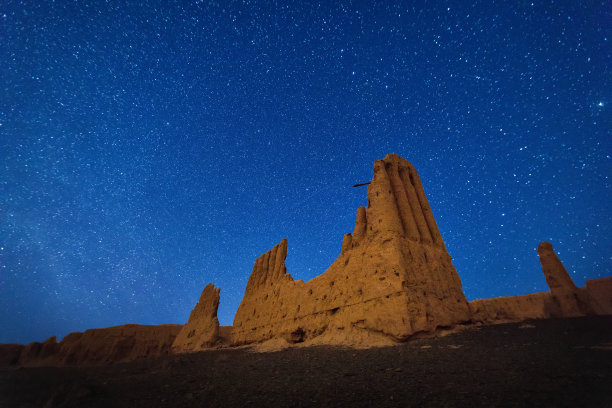 乌兹别克斯坦卡拉卡尔帕克斯坦地区的Djanpik qala遗址图片下载