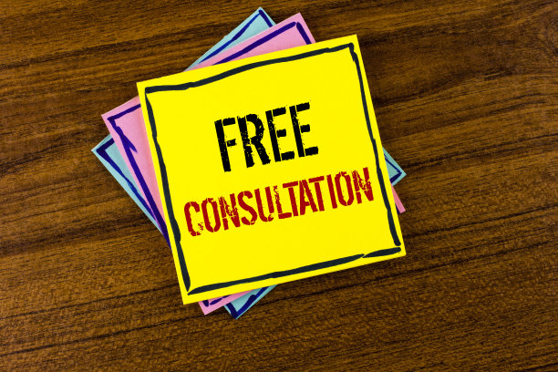 书写说明显示免费咨询。商业图片展示询问困惑问题专家在木制背景上的黄色便利贴纸上获得建议。图片下载