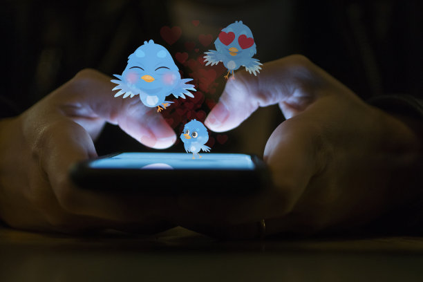 年轻女孩使用智能手机社交媒体概念图片下载