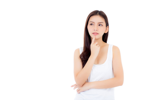 亚洲女人惊讶地用手捧着脸颊，美丽的女孩与呈现你的产品与兴奋和惊讶孤立在白色的背景，表情丰富的脸。图片下载