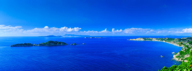 美丽的夏季全景海景。观景悬崖进入清澈碧蓝的海湾和遥远的岛屿。贴水Stefanos斗篷。Afionas。科孚岛。希腊。图片下载