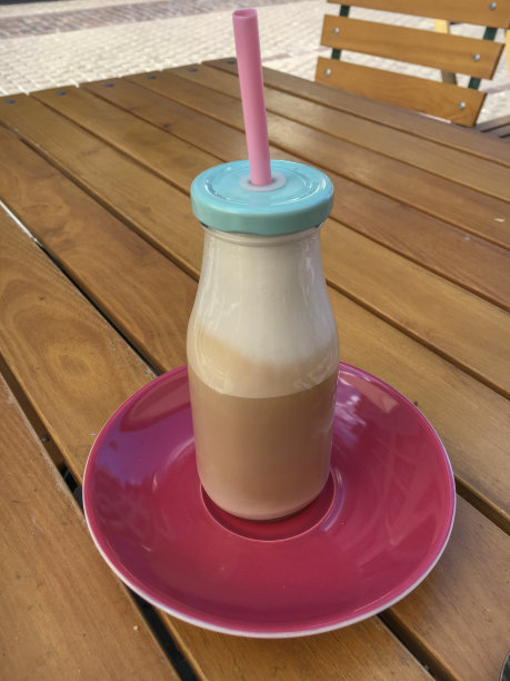 玻璃瓶里的拿铁咖啡图片下载