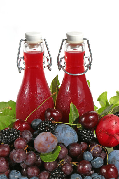 水果蔬菜果汁。鲜亮的勃艮第冰沙，用新鲜的樱桃，葡萄，李子，黑莓，甜菜制成的玻璃瓶，白色背景。超级有机食品图片下载