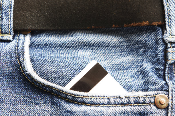 塑料卡片在牛仔裤口袋特写。裤子口袋里的信用卡支付卡图片下载