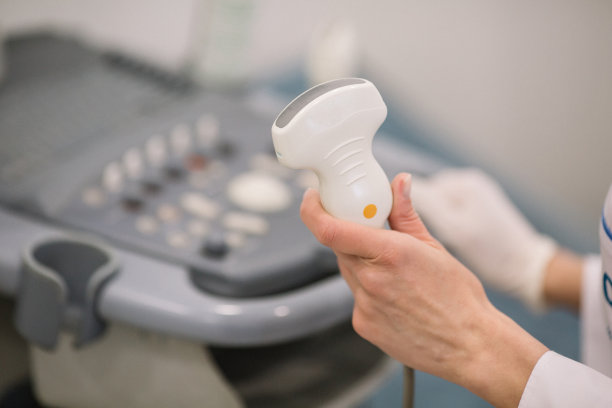 超声波医生在工作中使用超声波机图片下载