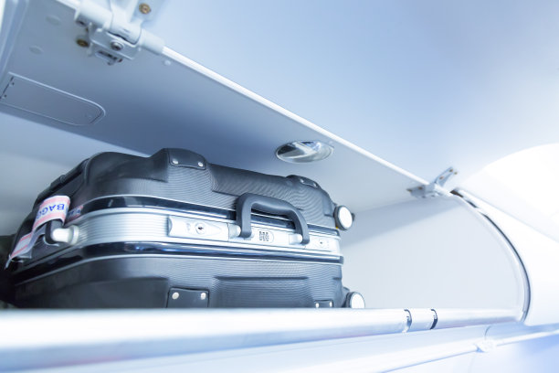 飞机上的行李架和行李箱。飞机内部。旅行的概念。图片下载