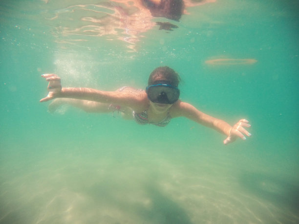 美丽的年轻女孩潜水图片下载