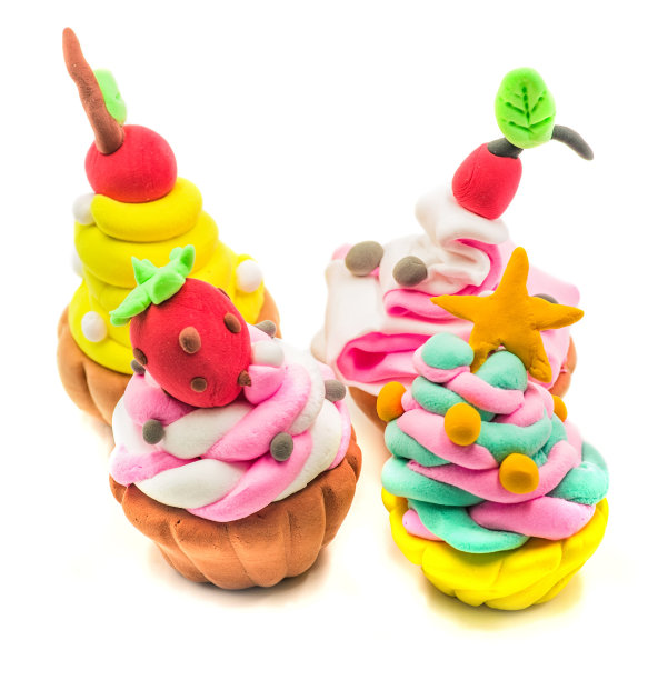 一套假的橡皮泥纸杯蛋糕工艺品孤立在白色的背景图片下载