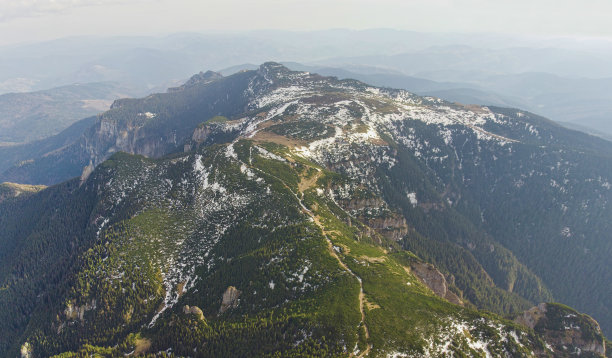 Ceahlau山鸟瞰图，有岩石和森林图片下载