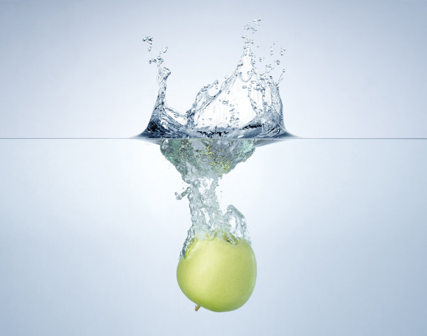 青苹果在飞溅的水里图片下载