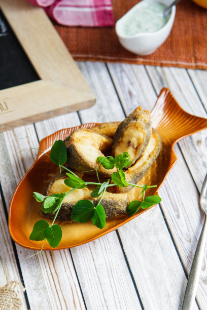 炸丹丁在一个漂亮的陶瓷板上俯视图图片下载