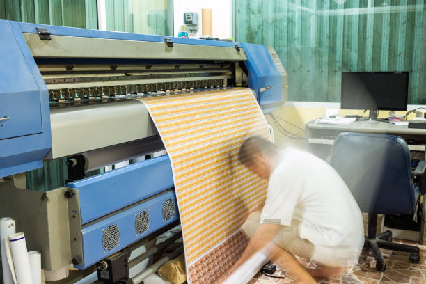 技术人员在印刷过程中卷起不干胶名片横幅图片下载