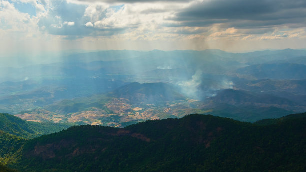 对山地部落的砍伐造成了全球变暖。,减少生物多样性。来自泰国北部高山的照片。图片下载