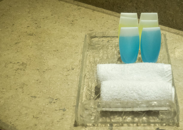 浴室盥洗池上的洗漱用品套装图片下载