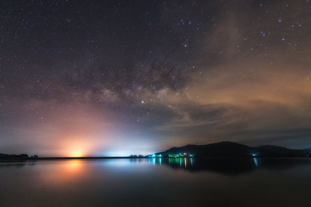银河系。美丽的夏夜天空与水库山图片下载