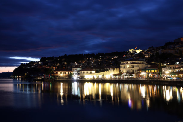 奥赫里德湖和夜晚的城市图片下载