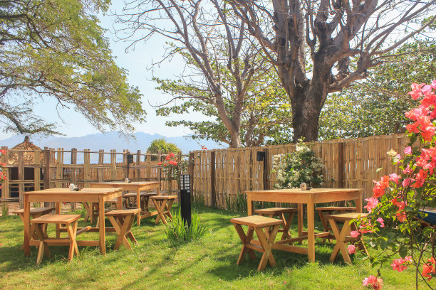 在夏天设置户外家具图片下载