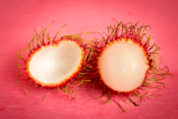 红毛丹果在木色粉红色图片下载