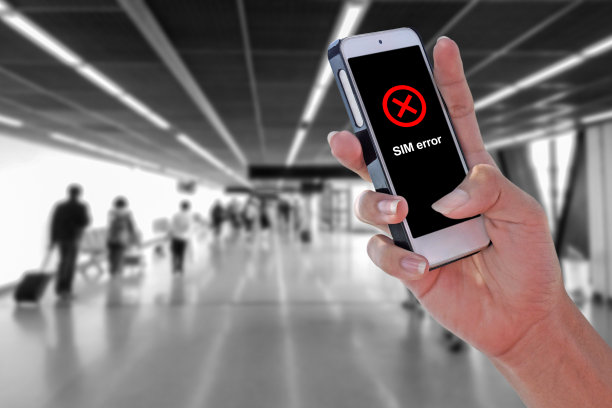 一名男子在机场使用SIM ERROR智能手机图片下载