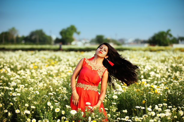 大自然中的年轻女子图片下载